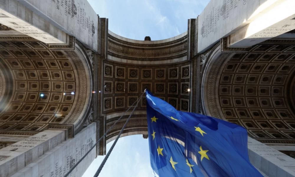 Η σημαία της ΕΕ έφερε αντιδράσεις στις γαλλικές εκλογές